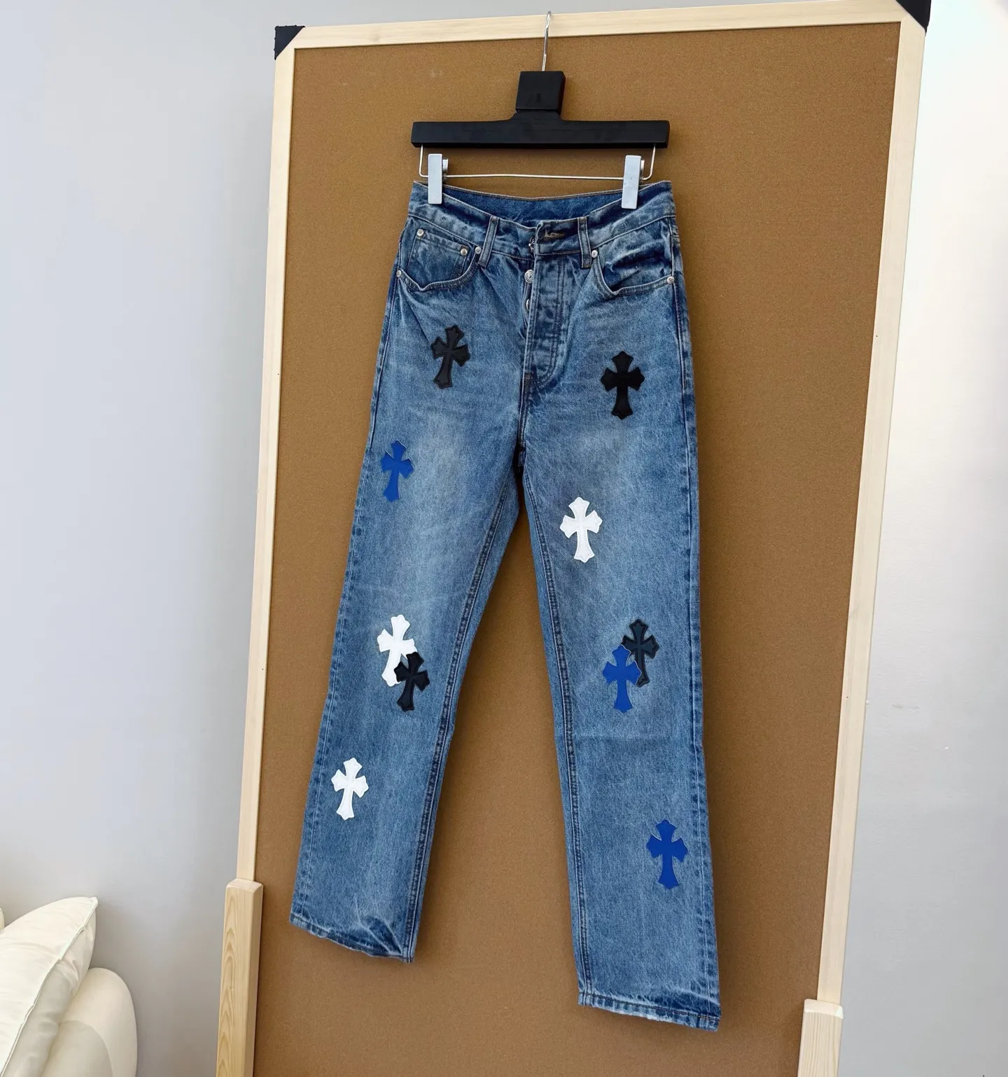 P280 Style number D321 chromehearts three-color patchwork leather jeans SIZE#28-36 Size reference# 28 pants length 102 waist 70 hips 96 30 pants length 104 waist 74 hips 100 32 pants length 106 waist 78 hips 104 34 pants length 108 waist 82 hips 108